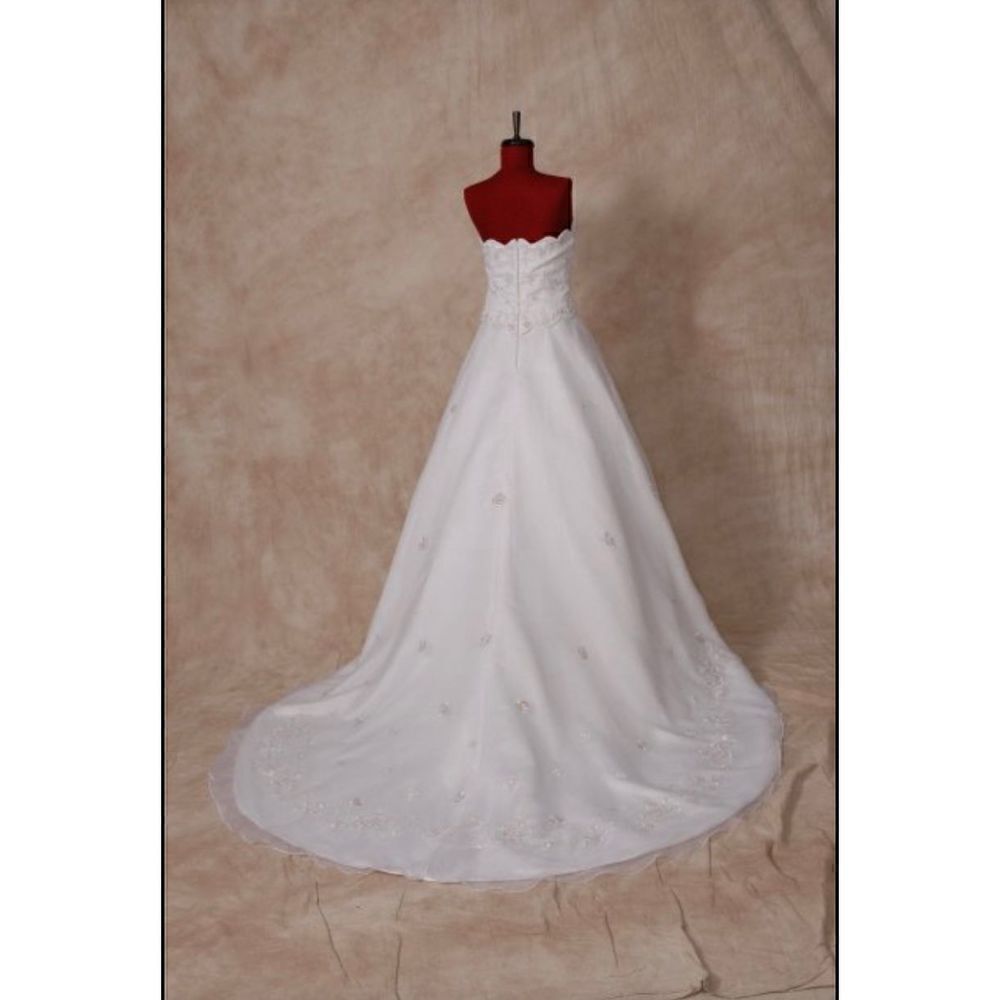 Wedding gown NWT custom made strapless w/embroidery and subtle beading - Picture 16 of 16